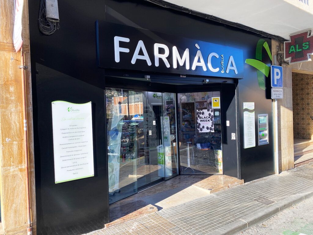 Diseño interior, logotipo y reforma integral de la Farmacia, ortopedia, clínica dental, óptica, branding corporativo, rótulos y bolsas realizada por Neocd Studio en Barcelona