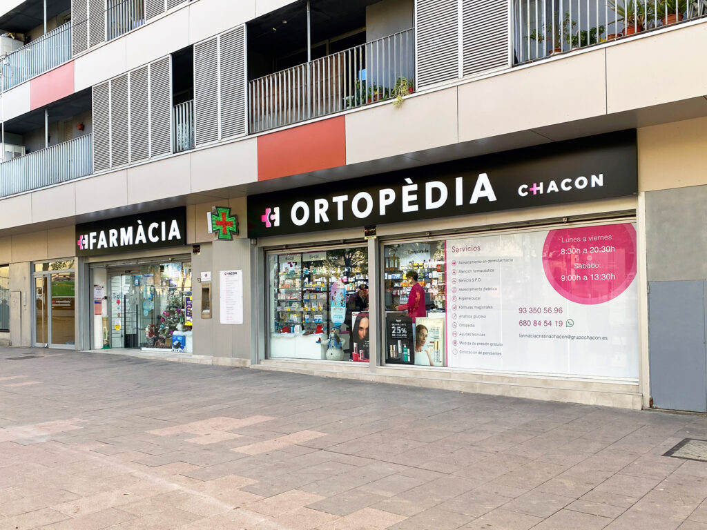 Diseño interior, logotipo y reforma integral de la Farmacia restyling, ortopedia, clínica dental, óptica, branding corporativo, rótulos y bolsas realizada por Neocd Studio en Barcelona