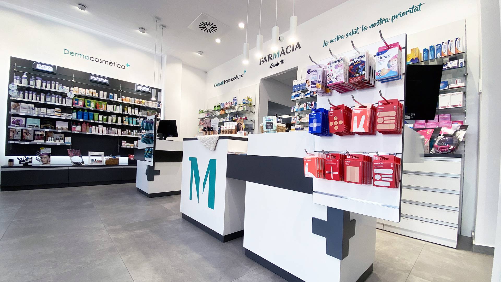 Diseño interior, logotipo y reforma integral de la Farmacia, ortopedia, clínica dental, óptica, branding corporativo, rótulos y bolsas realizada por Neocd Studio en Barcelona
