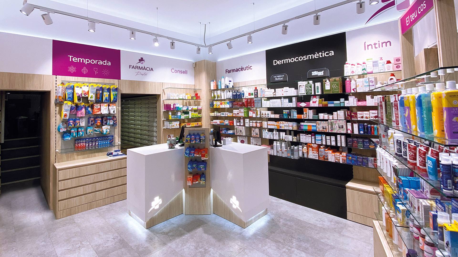 Diseño interior, logotipo y reforma integral de la Farmacia, ortopedia, clínica dental, óptica, branding corporativo, rótulos y bolsas realizada por Neocd Studio en Barcelona