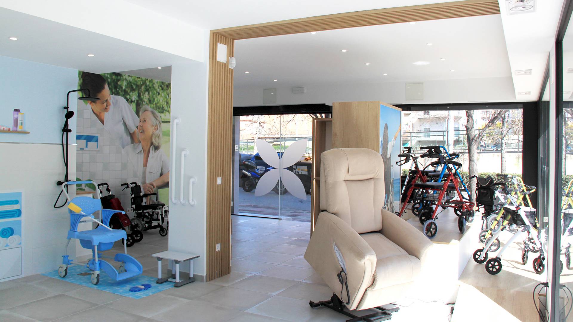 Diseño interior, logotipo y reforma integral de la Farmacia, ortopedia, clínica dental, óptica, branding corporativo, rótulos y bolsas realizada por Neocd Studio en Barcelona