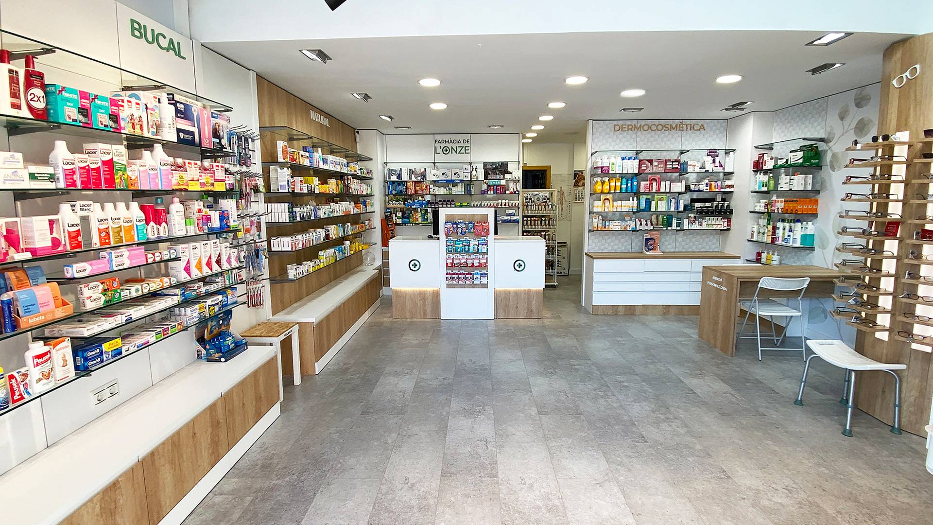 Diseño interior, logotipo y reforma integral de la Farmacia, ortopedia, clínica dental, óptica, branding corporativo, rótulos y bolsas realizada por Neocd Studio en Barcelona