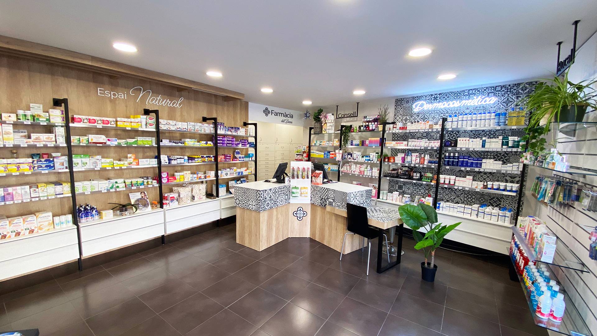 Diseño interior, logotipo y reforma integral de la Farmacia, ortopedia, clínica dental, óptica, branding corporativo, rótulos y bolsas realizada por Neocd Studio en Barcelona