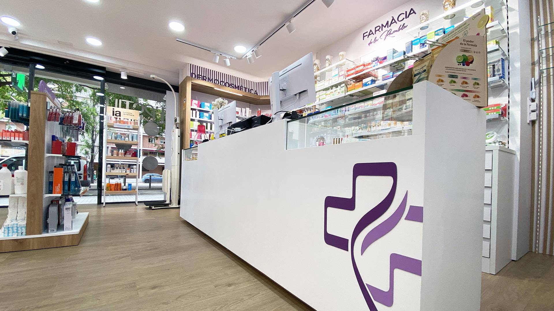 Diseño interior, logotipo y reforma integral de la Farmacia, ortopedia, clínica dental, óptica, branding corporativo, rótulos y bolsas realizada por Neocd Studio en Barcelona